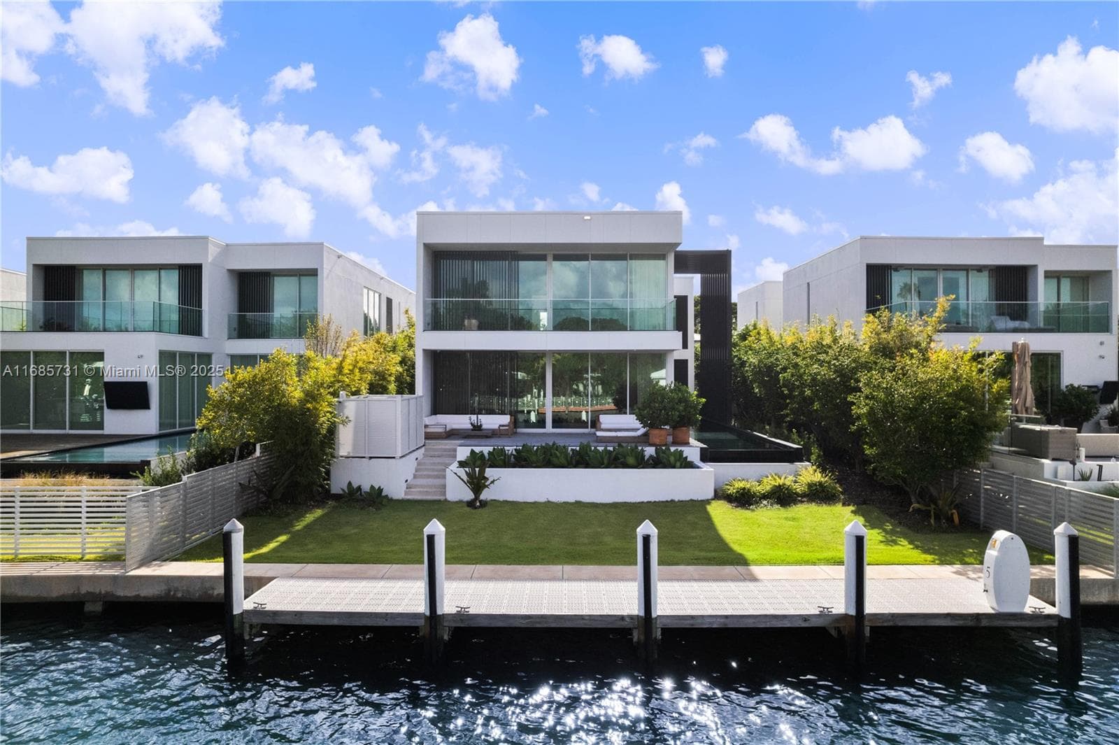 1041 W 48th St, Miami Beach FL 33140