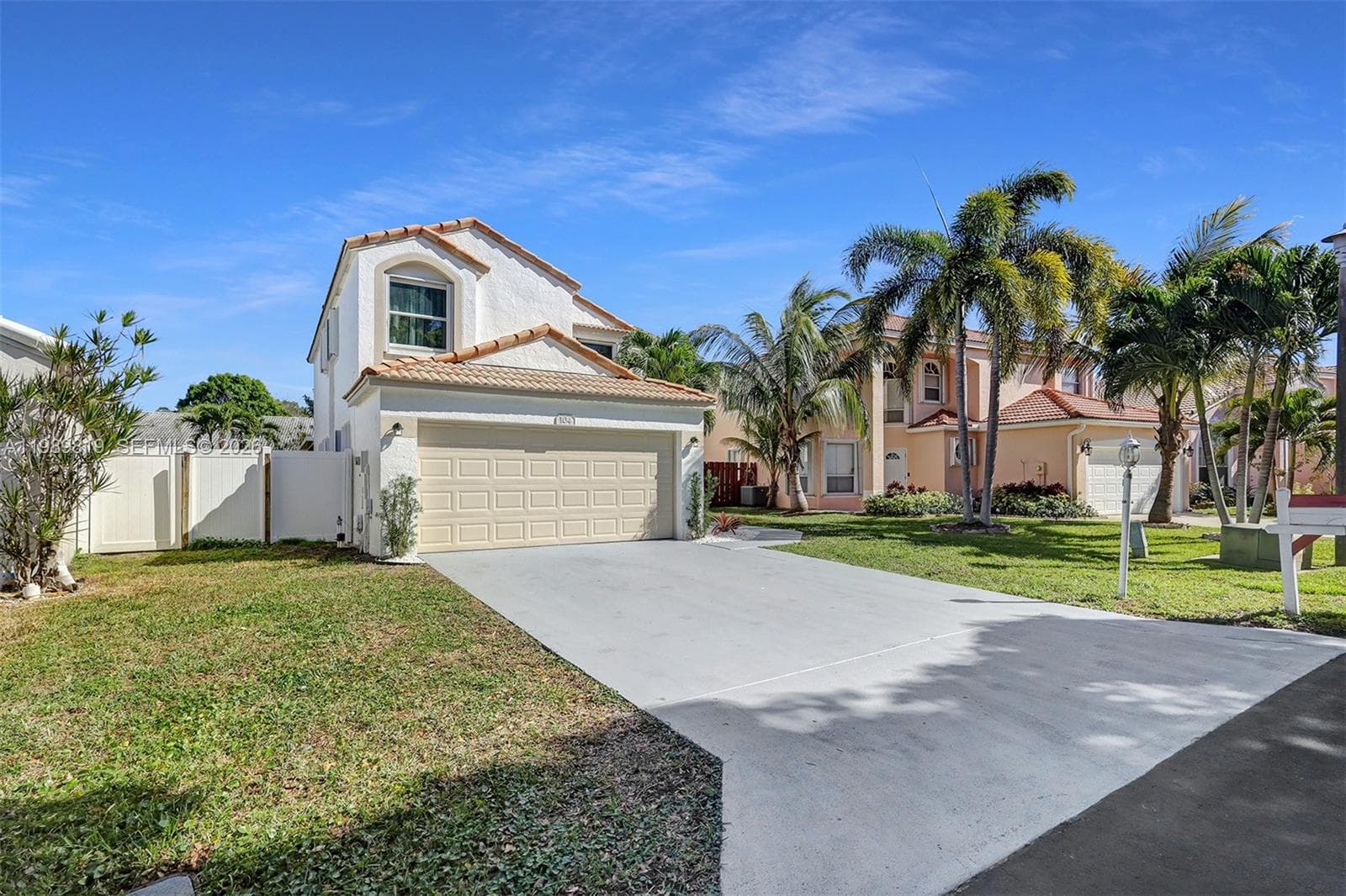 104 Wedgewood Lks S, Green Acres FL 33463