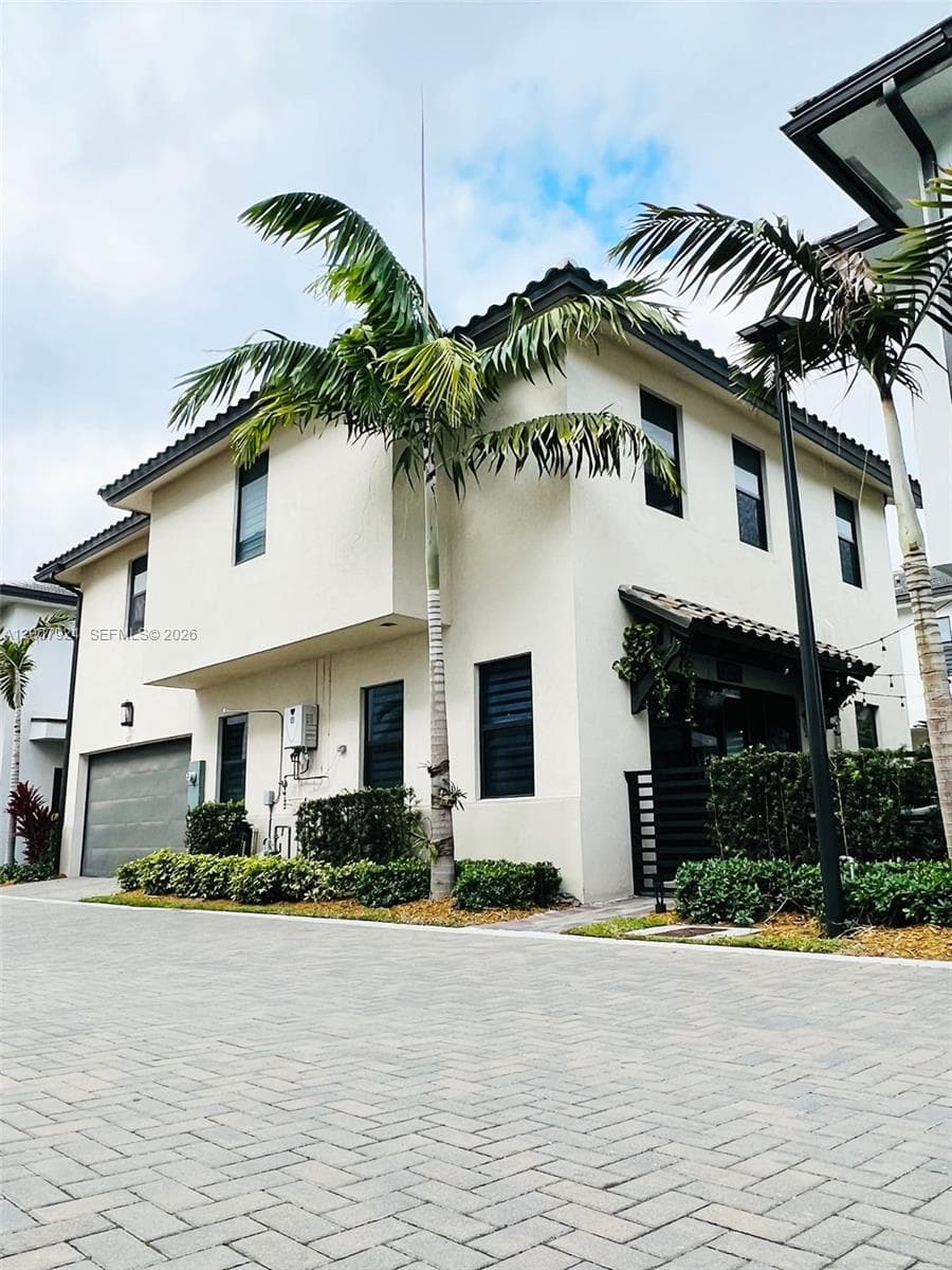 8253 NW 47th Ln, Doral FL 33166